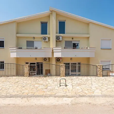아파트 2 Bedroom Amazing Apartment In Zadar 자다르